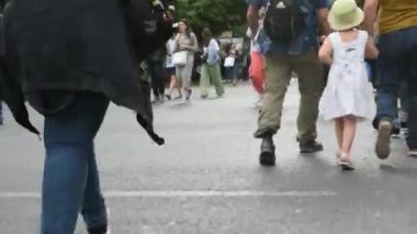 Atina kentinde bir bahar gününde karşıdan karşıya yayalar