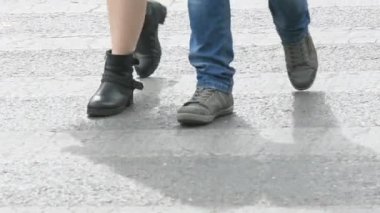 Atina kentinde bir bahar gününde karşıdan karşıya yayalar