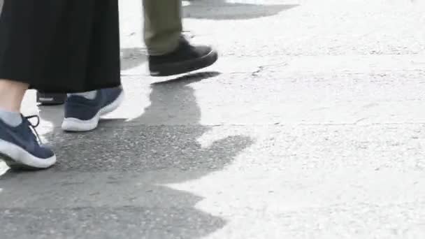 Пешеходы Переходящие Улицу Весенний День Афинах — стоковое видео