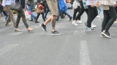 Atina kentinde bir bahar gününde karşıdan karşıya yayalar