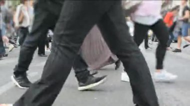 Atina kentinde bir bahar gününde karşıdan karşıya yayalar