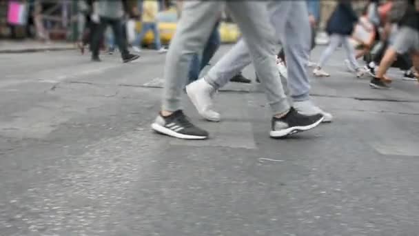 Voetgangers Oversteken Straat Een Lentedag Stad Athene — Stockvideo