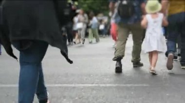 Atina kentinde bir bahar gününde karşıdan karşıya yayalar