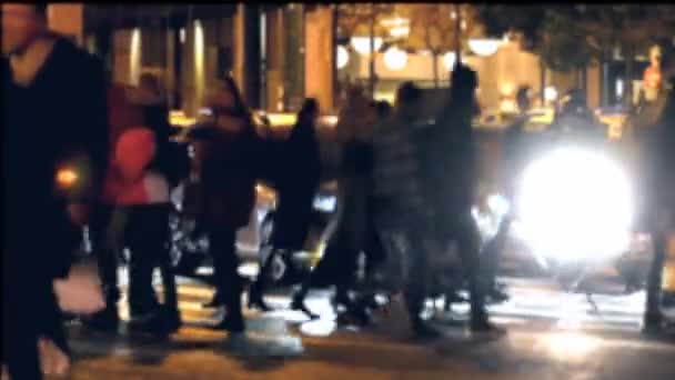 Fussgänger Überqueren Der Winternacht Der Stadt Athens Die Straße — Stockvideo