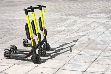 birkaç elektrikli scooter park