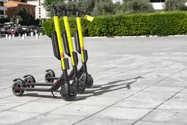 birkaç elektrikli scooter park
