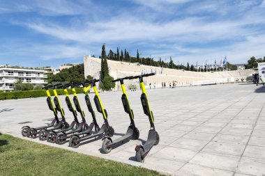 birkaç elektrikli scooter park