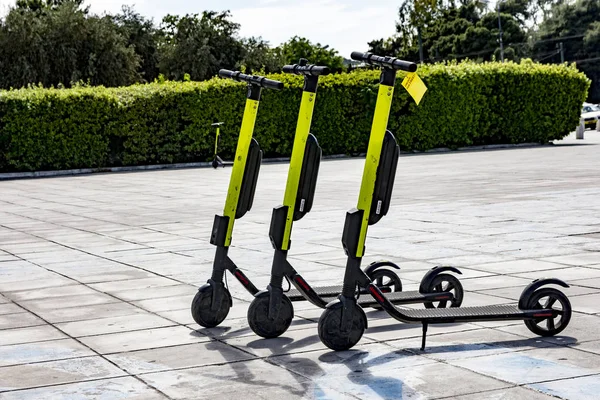 Pocos scooters eléctricos aparcados —  Fotos de Stock
