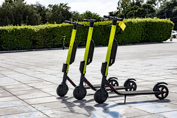 Poucos scooters elétricos estacionados — Fotografia de Stock