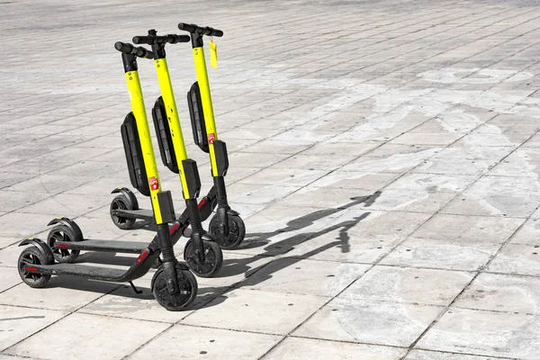 Paar elektrische scooters geparkeerd — Stockfoto
