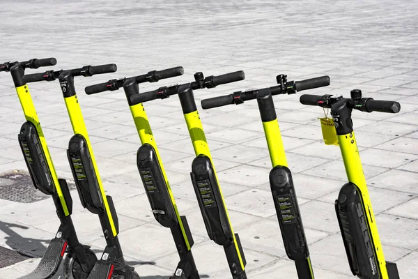 Poucos scooters elétricos estacionados — Fotografia de Stock