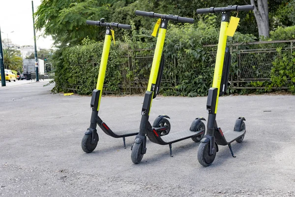 Poucos scooters elétricos estacionados — Fotografia de Stock