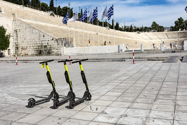 Pocos scooters eléctricos aparcados —  Fotos de Stock