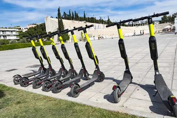 Birkaç elektrikli scooter park — Stok fotoğraf