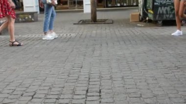 koltuk değneği ile kaldırımda yürüyen yaralı erkek öğleden sonra saatleri