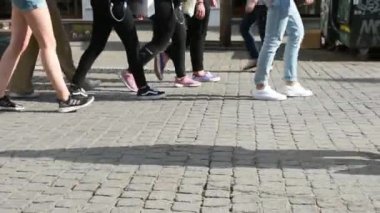 güneşli bir gün üzerinde kaldırım üzerinde erkek ve kadın yürüyüş