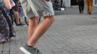 erkek ve kadın kaldırımda öğleden sonra saat yürüyüş