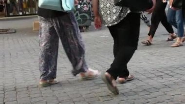 birçok kadın kaldırımda öğleden sonra saat yürüyüş