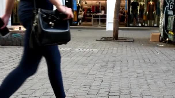 Een Eenzame Vrouw Loopt Het Trottoir Middaguren — Stockvideo