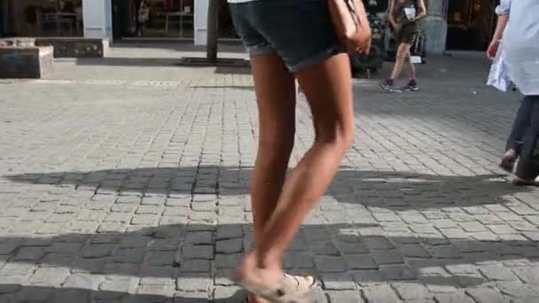 Мужчины Женщины Ходят Тротуару Солнечный День — стоковое видео