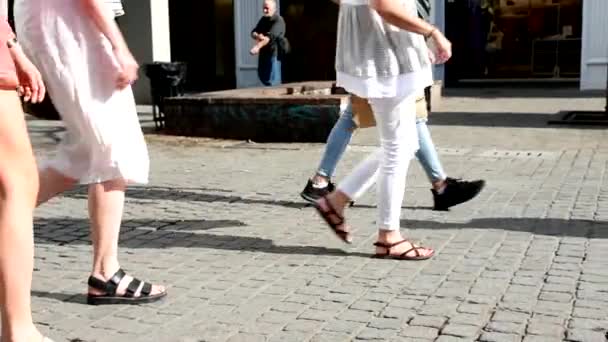 Mannen Vrouwen Wandelen Stoep Een Zonnige Dag — Stockvideo