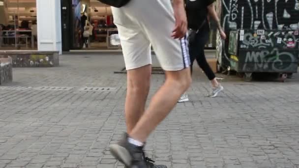 Hombres Mujeres Caminando Pavimento Día Soleado — Vídeos de Stock
