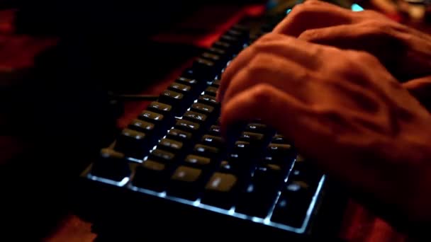 Les Mains Masculines Tapent Sur Clavier Illuminé — Video