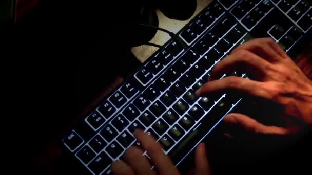 Les Mains Masculines Tapent Sur Clavier Illuminé — Video