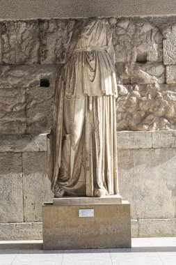 apollo hasarlı heykeli