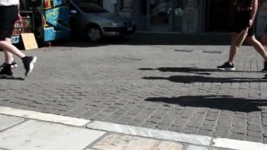 yavaş hareket güneşli bir gün üzerinde kaldırım üzerinde erkek ve kadın yürüyüş