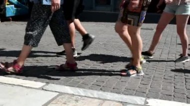 yavaş hareket güneşli bir gün üzerinde kaldırım üzerinde erkek ve kadın yürüyüş