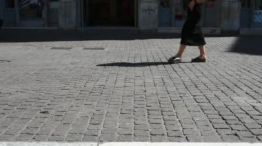 yavaş hareket güneşli bir gün üzerinde kaldırım üzerinde erkek ve kadın yürüyüş