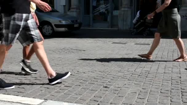 férfiak és a nők séta a járdán egy napsütéses napon a lassú mozgás