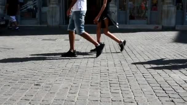 Homens Mulheres Caminhando Pavimento Dia Ensolarado Câmera Lenta — Vídeo de Stock