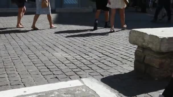 Beine Von Menschen Die Einem Sonnigen Tag Mehrere Richtungen Gehen — Stockvideo