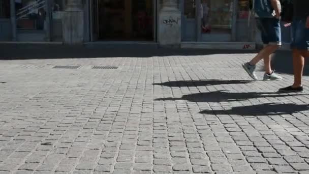 Ноги Мужчин Женщин Идущих Друг Другом Замедленной Съемке — стоковое видео