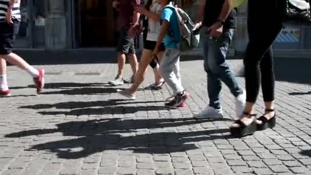 スローモーションで歩道を歩く女性 子供の足 — ストック動画