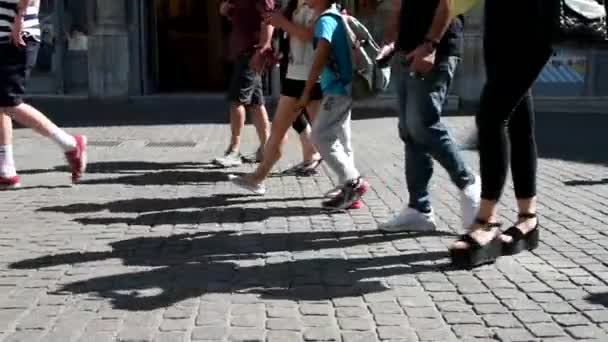 Benen Van Vrouwen Mannen Kinderen Wandelen Stoep Slow Motion — Stockvideo