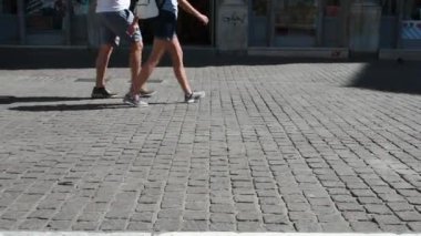 güneşli bir gün üzerinde kaldırım üzerinde erkek ve kadın yürüyüş 