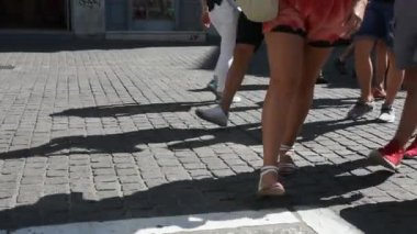 yavaş hareket birden fazla yönde yürüyen insanların bacaklar