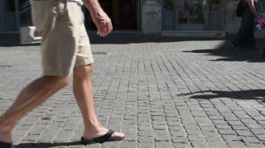 yavaş hareket birbirlerine geçiş yürüyen insanların bacaklar