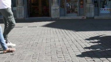 Yavaş hareket içinde erkek ve kadın insanların yürüyen bacaklar