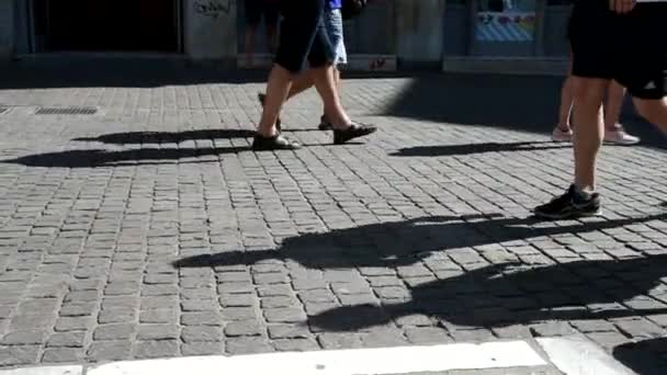 Männer Und Frauen Gehen Einem Sonnigen Tag Zeitlupe Auf Dem — Stockvideo