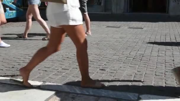 Benen Många Kvinnor Och Män Går Trottoaren Slow Motion — Stockvideo