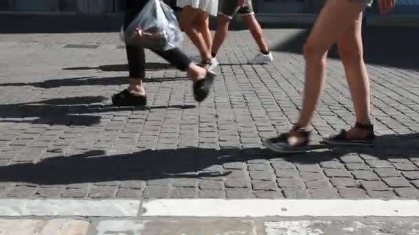 男人和女人在阳光明媚的日子在人行道上行走的腿在慢动作 — 图库视频影像