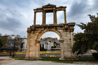 Atina 'daki Hadrian Kapısı 'nın arkasındaki araba parkurları