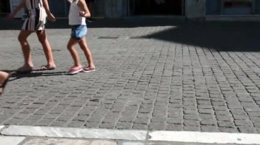 Mutlu çocuk ve 2 siyah erkek öğlen yaya yaz saatinde yürüyüş