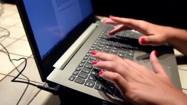 Kezében Fiatal Gépelés Benne Laptop Munka Közben Otthonában — Stock videók