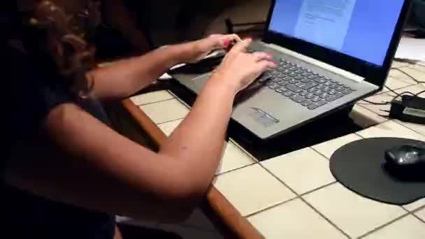 Mâinile Unei Tinere Care Tastează Laptop Timp Lucrează Casa — Videoclip de stoc