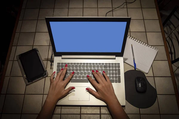 Visão superior de mãos de mulher jovem no teclado de lap top — Fotografia de Stock